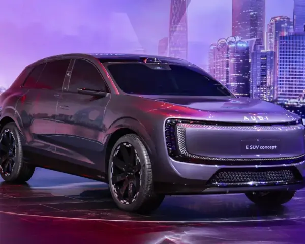 Futurystyczny suv Audi E SUV concept prezentowany na tle miejskiej panoramy.