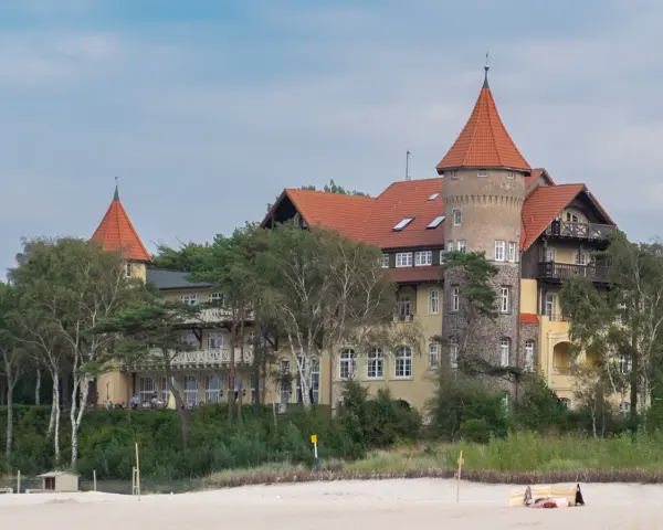 Zamek nad morzem, idealne miejsce na łeba atrakcje dla dorosłych. Piękna architektura i widok na plażę.