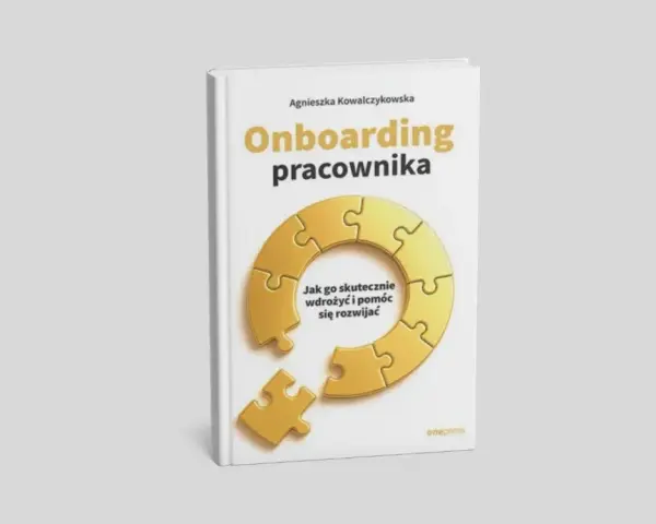 Książka "Onboarding pracownika" Agnieszki Kowalczykowskej. Jak go skutecznie wdrożyć i pomóc się rozwijać. Puzzle symbolizują proces integracji.