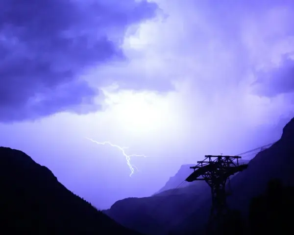 Un éclair zèbre le ciel violet d'un **orage en montagne que faire** ? Une cabine de téléphérique silhouette se dresse, témoin de la fureur de la nature.