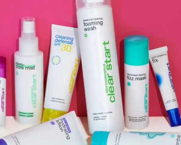 Produkte für eine effektive **skin care routine**: Booster, Mist, Sonnenschutz, Waschgel, Maske und Post-Breakout-Fix.