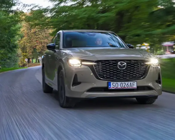 Mazda CX-60 3.3 diesel na krętej drodze wśród zieleni.