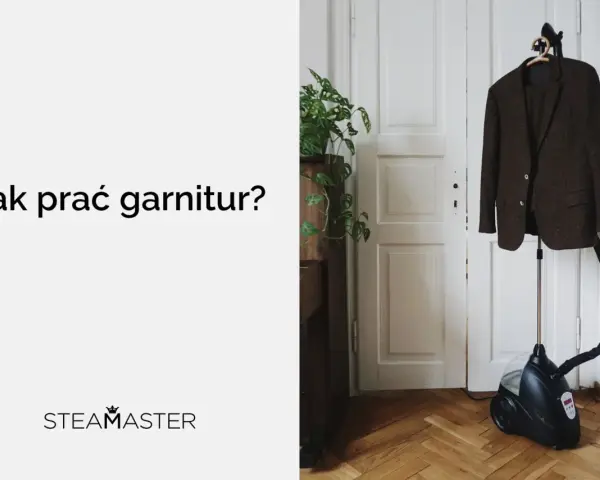 Brązowy garnitur wisi na stojaku obok parownicy. Czy garnitur można prać w pralce? Zobacz, jak odświeżyć ubranie.