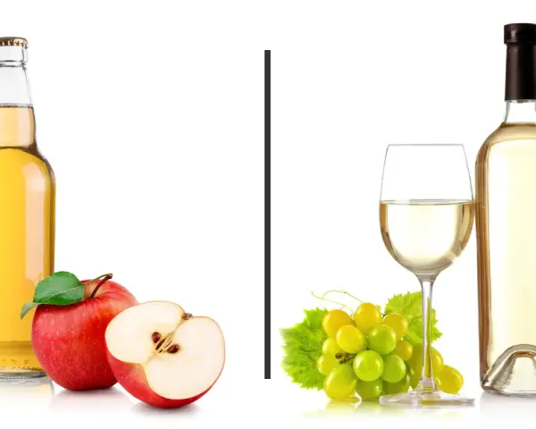 Jabłkowy drink czy białe wino? Po lewej butelka z jabłkowym napojem i jabłka, po prawej kieliszek i butelka białego wina z winogronami.