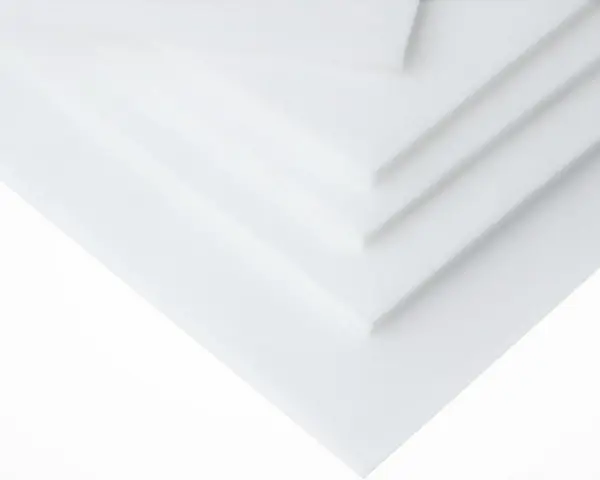 Kilka białych arkuszy tarflenu ułożonych warstwowo, tworzących geometryczny wzór.