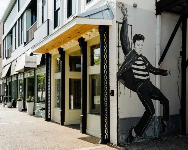 Elvis Presley Geburtsort: Ein Wandgemälde des King of Rock 'n' Roll ziert die Fassade eines Gebäudes in einer charmanten Straße.