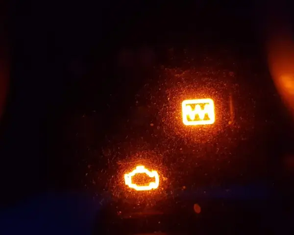 Dacia Kontrollleuchten Symbole: Motorkontrollleuchte und ESP-Warnleuchte leuchten auf. Zeit für eine Werkstatt.