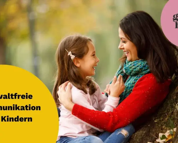 Eine Frau und ein Kind lachen sich an. Der Text "Gewaltfreie Kommunikation mit Kindern" und "glücks heldin" sind zu sehen.
