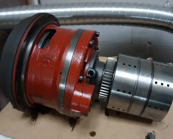 Rewers w ciągniku: mechaniczny czy elektrohydrauliczny? Wybierz mądrze!