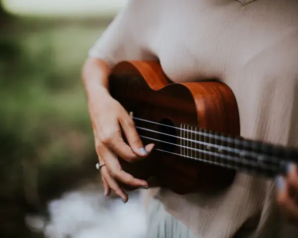 Dłoń grająca na ukulele, które jest często uważane za instrument, na którym najłatwiej nauczyć się grać.
