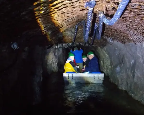 Podróż łodzią przez mroczne tunele podziemnego miasta Osówka.