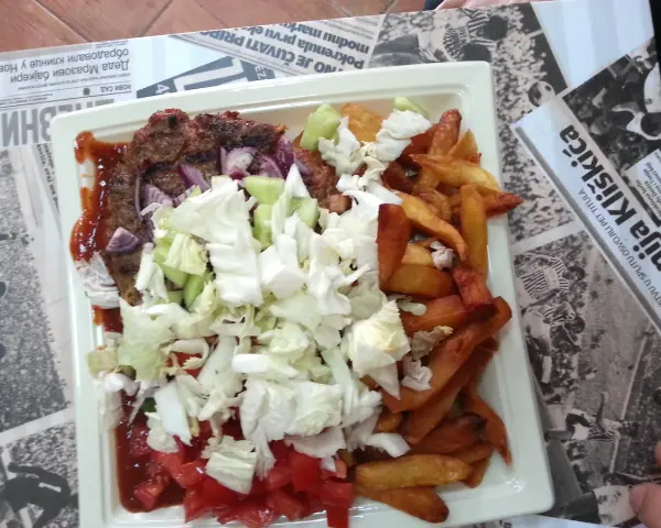 Cevapi, Pljeskavica, Ajvar: Bałkański grill express w Twoim ogrodzie!