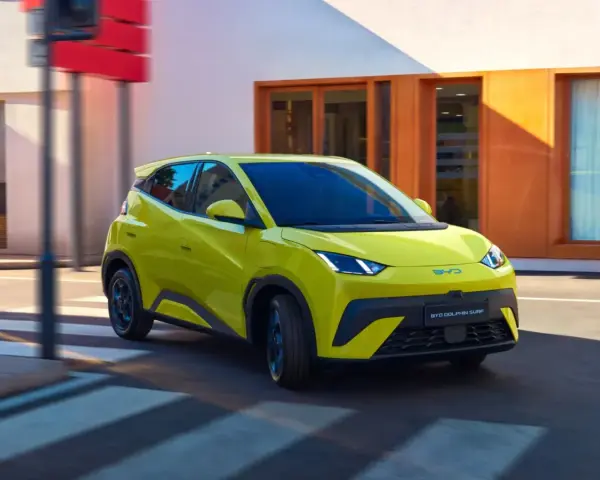 Żółty BYD Dolphin Surf na pasach. Sprawdź atrakcyjną cenę tego elektrycznego auta!