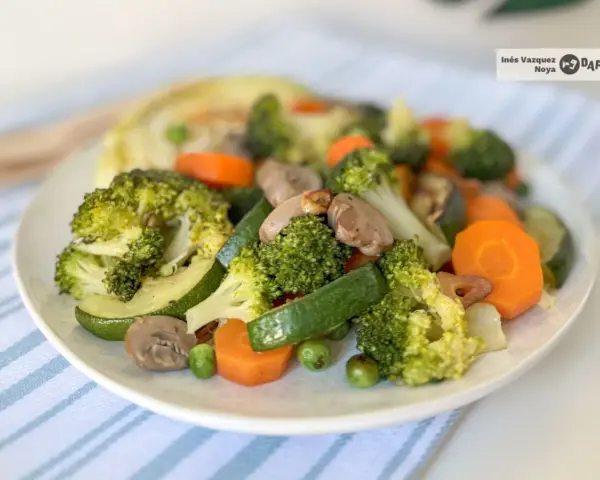 Un colorido panache de verduras salteadas: brócoli, zanahoria, calabacín, champiñones y guisantes.