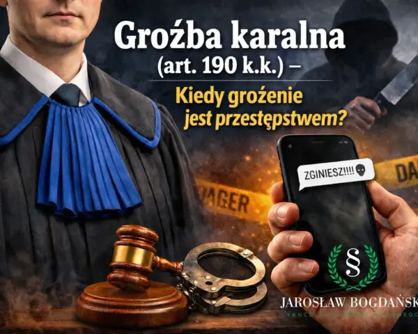Odszkodowanie za groźby karalne. Sądowy młotek, kajdanki i telefon z groźną wiadomością symbolizują przestępstwo i potrzebę pomocy prawnej.