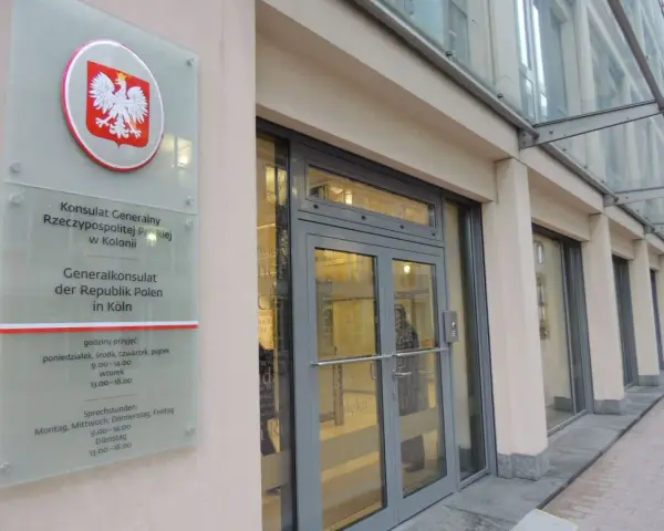 Tablica informacyjna Konsulatu Generalnego RP w Kolonii. Obok drzwi wejściowych, gdzie ambasador może załatwić sprawy.