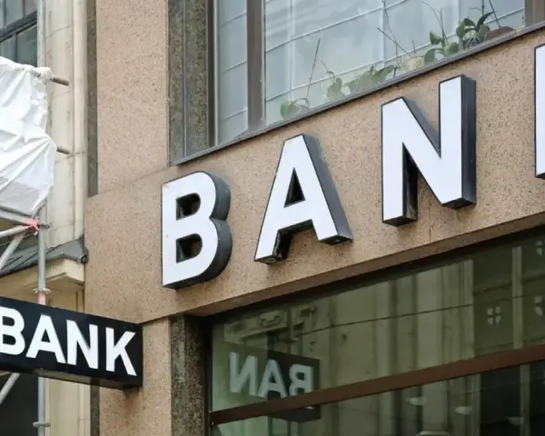 Napis "BANK" na fasadzie budynku. Obok rusztowanie, jakby przygotowania do remontu przed bank holiday.