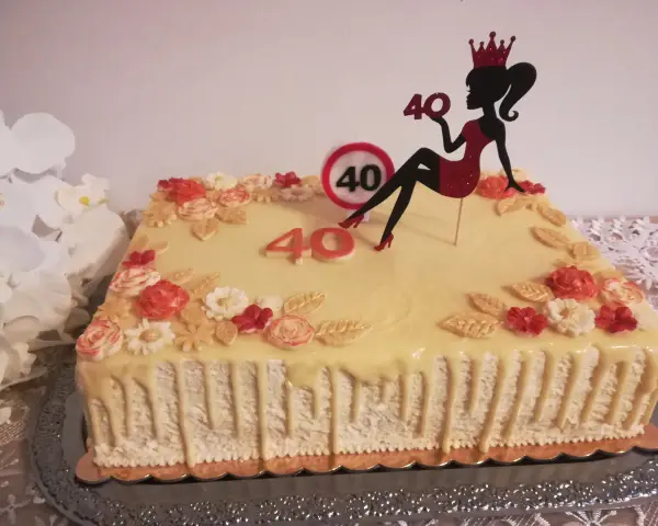 Jak udekorować tort na 40 urodziny? Modne inspiracje i porady