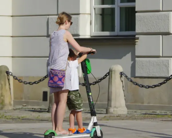 Czy hulajnogą można jeździć po chodniku? Przepisy, które musisz znać