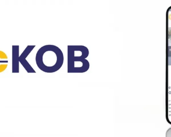 Logo e-KOB i smartfon prezentujący cyfrowa książka obiektu budowlanego.