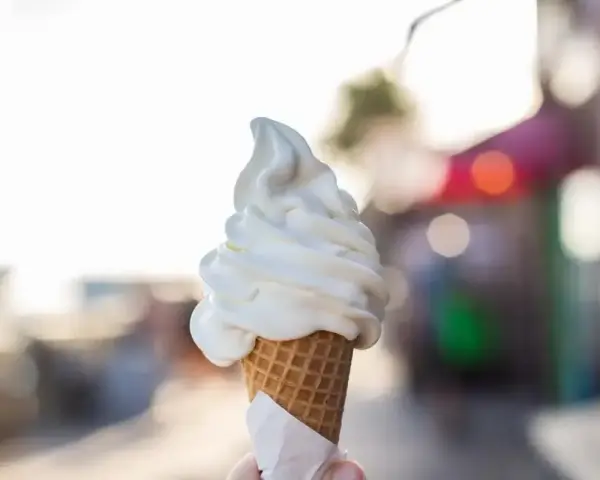 Pyszne lody włoskie w wafelku, idealne na upalny dzień. Choć kuszą smakiem, warto pamiętać o ich kcal.