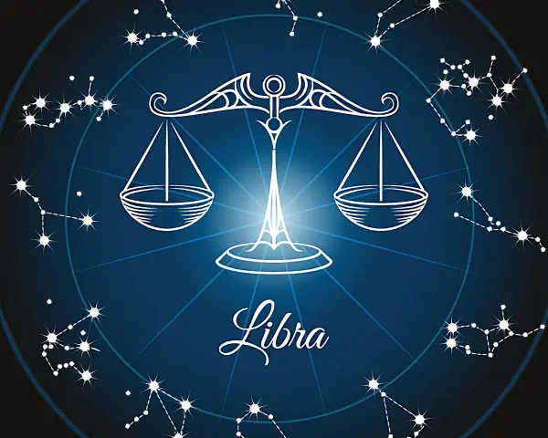 Waga, symbol zodiaku, otoczona konstelacjami. Waga symbolizuje równowagę, a jej obecność w horoskopie często zapowiada zmiany po pannie w zodiaku.