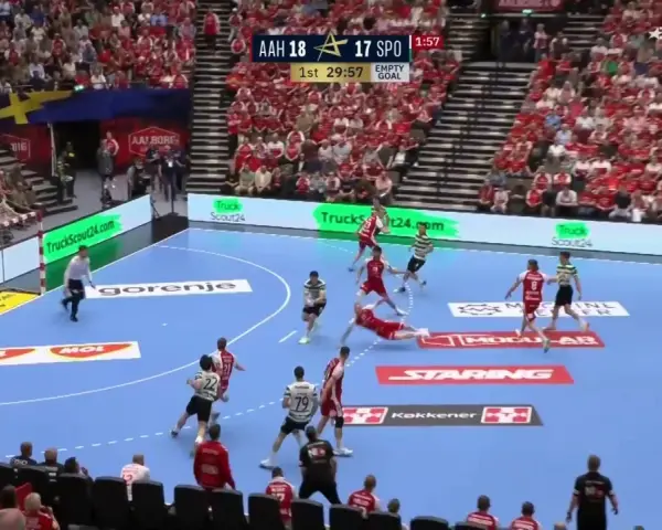 Piłkarze FC Barcelona Handball w akcji, walczą o każdą bramkę. Dynamiczna gra na parkiecie, tłumy kibiców na trybunach.