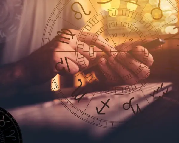 Dłoń pisze na klawiaturze pod kołem zodiaku. Czyżby sprawdzał, jaki to rok chiński 1977?