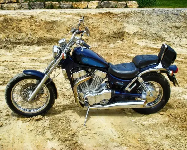 Suzuki Intruder 1400: klasyczny cruiser, idealny na długie trasy. Wady i zalety tego modelu to m.in. komfort, moc i styl.
