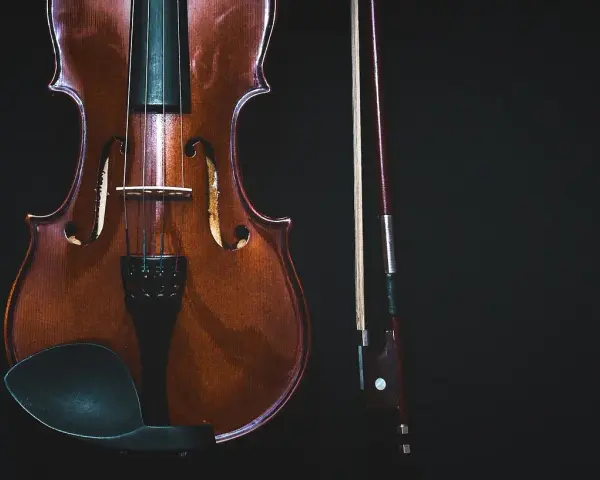 Skrzypce i smyczek, symbole bogatej historii muzyki, gotowe do stworzenia melodii.