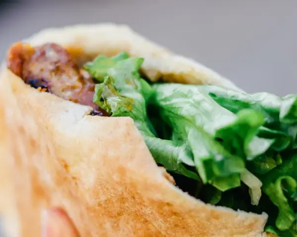 Kebab w tortilli: Ile ma kalorii i jak zrobić go "fit"?