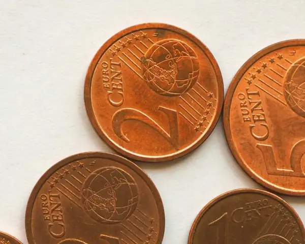 Plusieurs pièces de 2 centimes d'euro, dont une pièce 2 euros rare, sont visibles sur un fond clair.