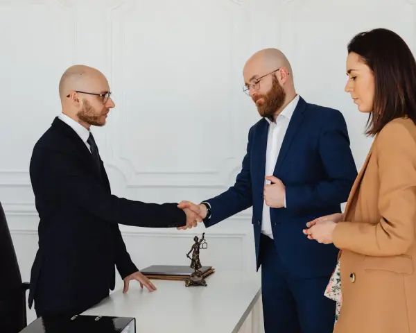 Adwokat czy radca prawny? Kto tańszy i jak nie przepłacić?