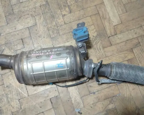 Filtr DPF z Renault Laguna 3 2.0 dCi na drewnianej podłodze.