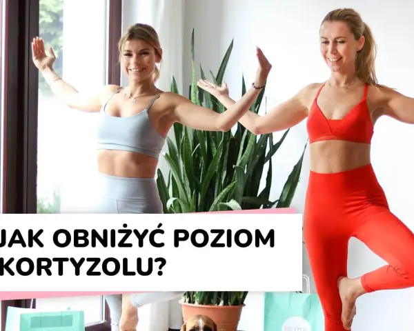 Dwie kobiety ćwiczą jogę, by pokazać, jak zmniejszyć kortyzol.