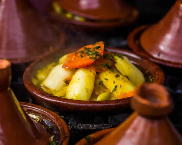 Un saporito tajine di verdure con pomodoro e patate, un'ottima idea su cosa mangiare a Marrakech.