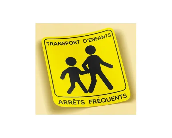 Panneau jaune indiquant "TRANSPORT D'ENFANTS ARRÊTS FRÉQUENTS", rappelant la réglementation transport périscolaire.