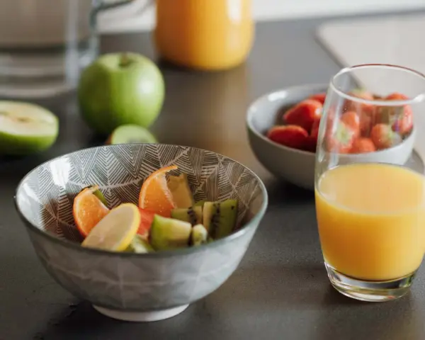 Frutta fresca e succo d'arancia: cosa mangiare a colazione per iniziare la giornata con energia.