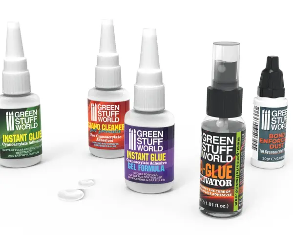 Cinco botellas de pegamento instantáneo y activador de Green Stuff World, prometiendo el pegamento más fuerte del mundo para reparaciones rápidas.
