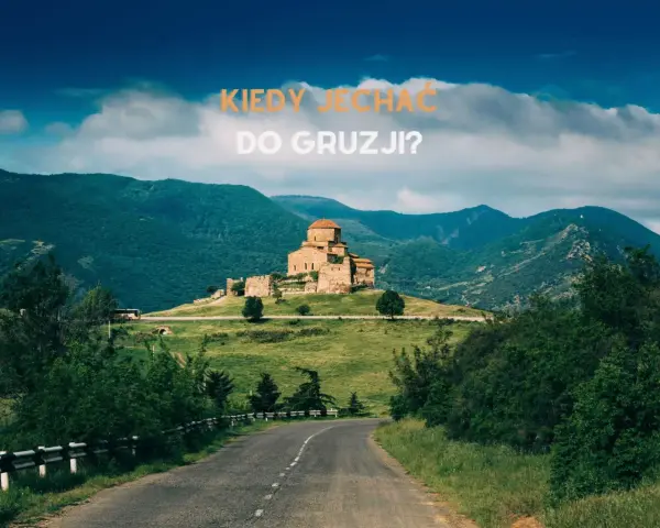 Droga do gruzińskiego klasztoru na wzgórzu. Piękna pogoda sprzyja zwiedzaniu.