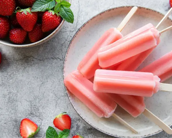 Erfrischendes Erdbeereis selber machen: Leckere Eis am Stiel mit frischen Erdbeeren und Minze.