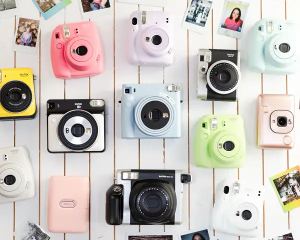 Kolekcja kolorowych aparatów Instax, które pozwalają na natychmiastowe odbitki. Co to Instax? To radość tworzenia wspomnień!