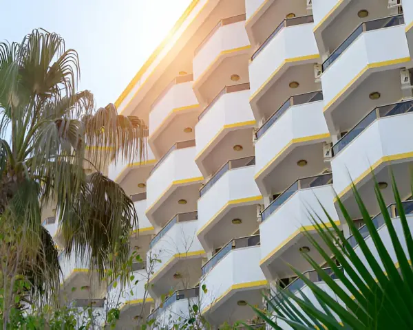 Doba hotelowa: Jak liczyć noclegi i uniknąć ukrytych kosztów?