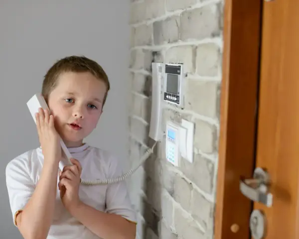 Kiedy dziecko może zostać samo w domu? Prawo, psycholog, gotowość