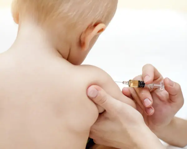 Dziecko otrzymuje szczepienie. Po jakim czasie można je puścić do przedszkola?
