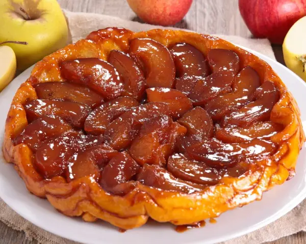 Owoce pod kruszonką, czyli pyszna tarta tatin z karmelizowanymi jabłkami i chrupiącym ciastem.