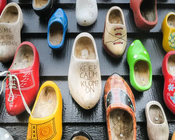 Kolorowe chodaki, idealne pamiątki z Holandii. Znajdziesz tu modele z napisami "Kiss me under the woodenshoe" i "Keep calm and klomp on".
