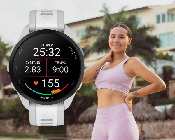 Biały zegarek Garmin z funkcją Garmin Pay, idealny do biegania, pokazuje dystans 2.83 km i tętno 155.
