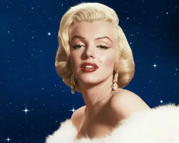 Marilyn Monroe, zodiakalny Bliźniak, w białym futrze na tle nocnego nieba pełnego gwiazd.