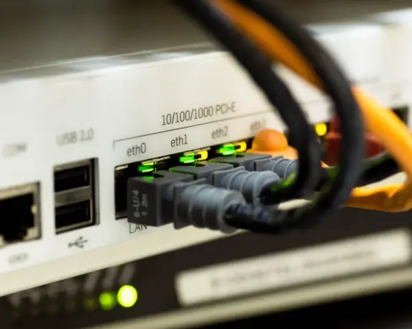Połączenia sieciowe z migającymi diodami. Czy to router, czy serwer? Sprawdzamy, ping co to jest i jak działa.